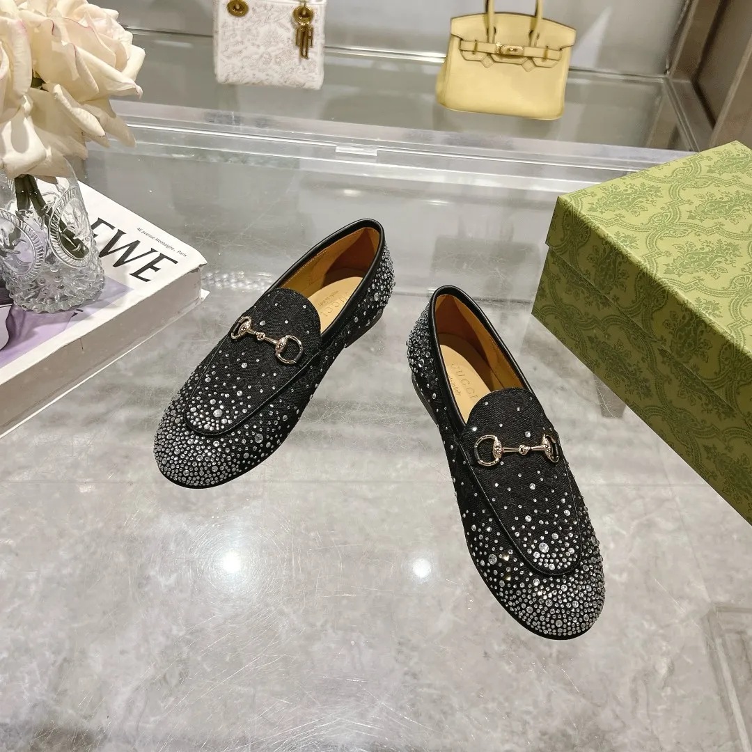 👟👟Ex-factory price 500👟👟 Genuine leather sole + 50 burgundy G diamonds (35-41) (41/42 customized) As an outstanding representative of Gucci’s design heritage, the Jordaan series of loafers with horsebit buckles vividly highlight the classic and elegant style. Crafted from the brand's signature monogram canvas, this shoe is timeless. Made from soft material and with a refined, smooth silhouette, these shoes are a perfect expression of everyday elegance. Gucci Angora Red GG Canvas Women Light Gold Tone Hardware Horsebit Faceted Crystal Detail Leather Sole Flat